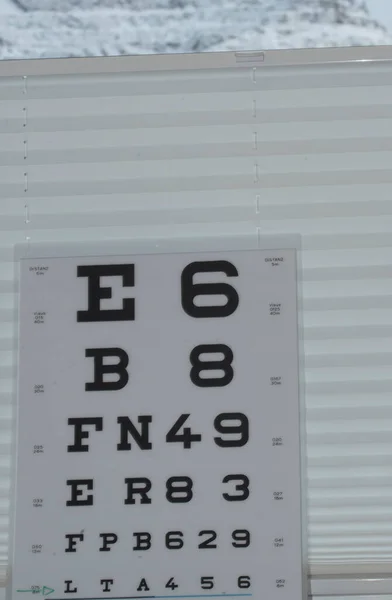 視力測定のための文字と数字の目の検査 — ストック写真