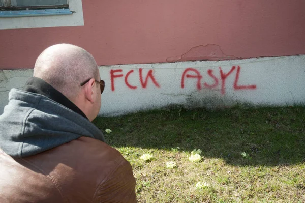 Лисий Чоловік Дивиться Графіті Написом Fck Asyl Asylum — стокове фото