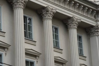 Mimarideki binalar için bir sütun, stele veya stela