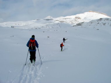 Kışın Alplerdeki bir dağda kayak turu