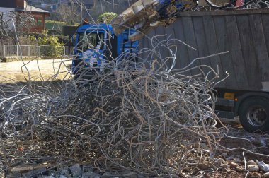Hurdalıkta demir ve hurda metal, atık ve çöp.