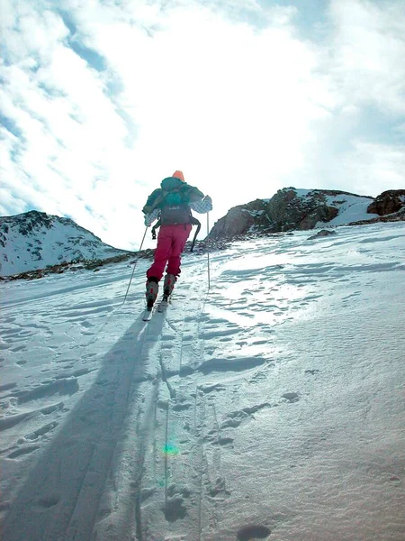 Skidtur Vintern Ett Berg Alperna — Stockfoto