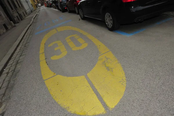Yolda saatte 30 kilometre hız sınırı levhası