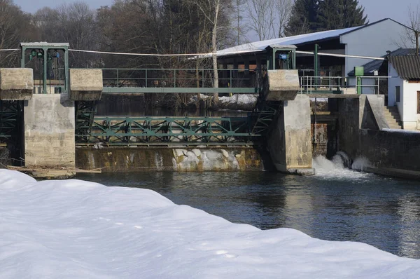 Kleines Wasserkraftwerk Winter Mit Wasserbecken Der Nähe — Stockfoto