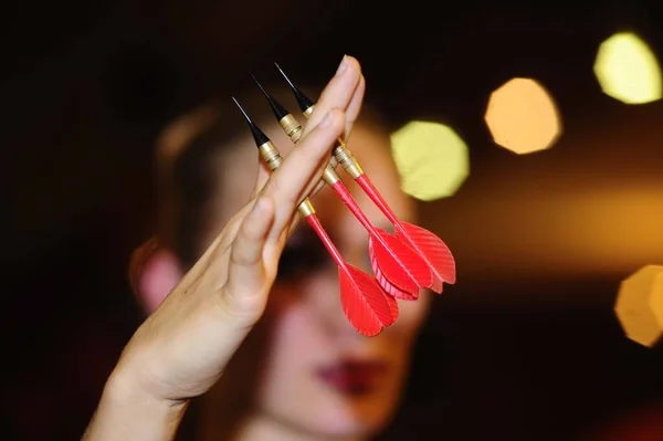 Darts Der Hand Eine Indoor Sportart Mit Zielscheibe — Stockfoto