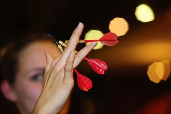 Darts Der Hand Eine Indoor Sportart Mit Zielscheibe — Stockfoto