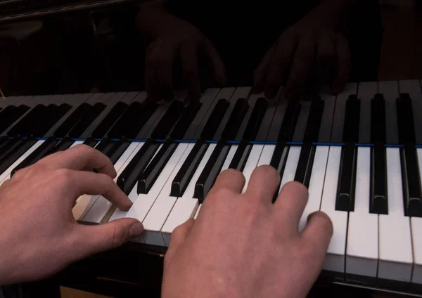 Två Händer Spelar Ett Piano Musikalisk Föreställning — Stockfoto