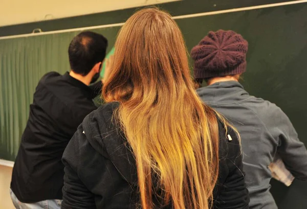 Enseignante Tableau Noir Dans Salle Classe École — Photo