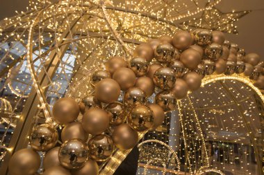 Noel ağacı süsü olarak noel ağacı topları. 