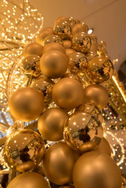 Noel ağacı süsü olarak noel ağacı topları. 