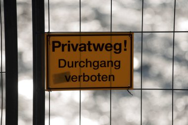 özel bir yol ya da sokak tabelası, yetkisiz giriş yasak