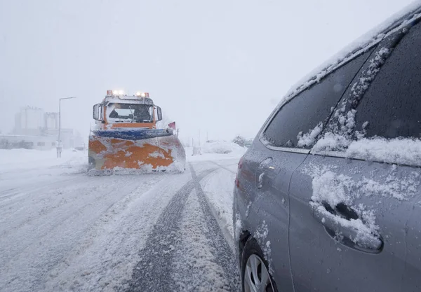 乡间道路上的雪犁 冬天的交通和机动性 — 图库照片