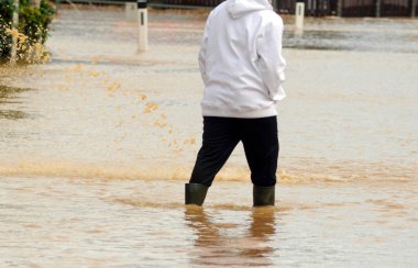 Şiddetli yağış ve sağanak yağış sonrasında insanlar evlerinde yer aldı