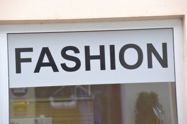 Moda mağazası, giysi ve tekstil endüstrisinin sembolü.