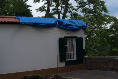 Fırtına hasarı, bozuk ev çatısı, uçakla geçici onarım.