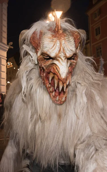 Avrupa folklor figürü Krampus, Krampus 'un yılbaşı sezonunda koştuğu yerde.