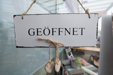 Ticaret ve ekonomi alanında açık tabela ve iş saatleri