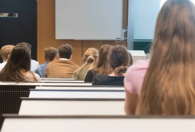 Üniversitede ders veren öğrenciler, eğitim ve bilgi transferi