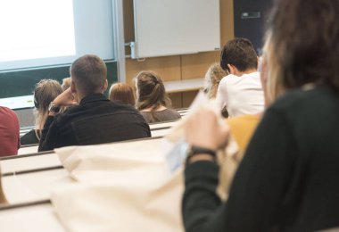 Üniversitede ders veren öğrenciler, eğitim ve bilgi transferi