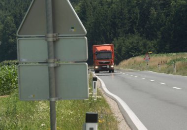 Kamyon taşra yolunda, trafik ve mal taşımacılığı