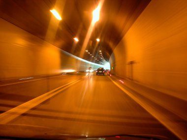 Bir araba tünelinde görsel durum, yol trafiği ve ulaşım