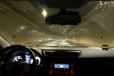 Araç bir araba tünelinde, yol trafiğinde ve ulaşımda