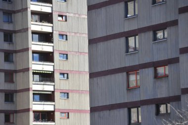 Şehirdeki gökdelen, gündüz binaların mimarisi.