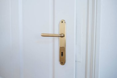 Bir eve ya da binaya giriş ya da çıkış olarak kapı