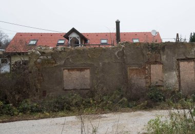 Binada bozulma ve yapısal hasar, kırsal alanda terk edilmiş bir ev.