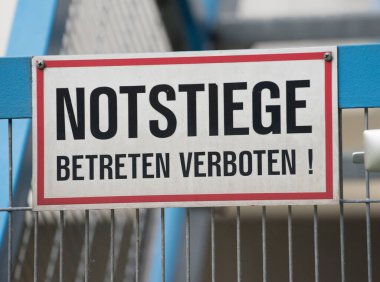 Bir binada merdivenler ve merdivenler yukarı aşağı yürümek için.