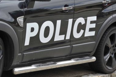 karayolu trafiğinde ulaşım ve hareketlilik için bir polis arabası