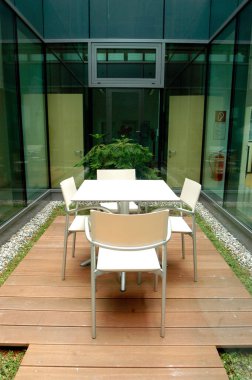 Sandalyeli ve masalı yemek odası, bir dairede yemek yemek.