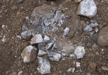 İnşaat endüstrisi için kum ve çakıl madenciliği