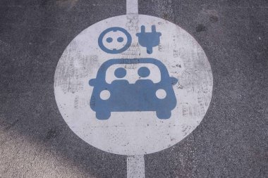 Elektrikli benzin istasyonunda elektrikli bir arabanın şarjı.