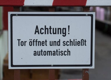 Bir binaya giriş veya çıkış olarak otomatik geçit sistemi
