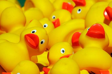 Kırmızı gagalı bir grup sarı plastik ördek, oyuncak hayvanlar.