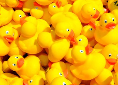 Kırmızı gagalı bir grup sarı plastik ördek, oyuncak hayvanlar.