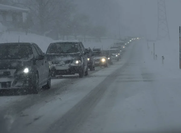 交通堵塞 冬季在车里等着 — 图库照片