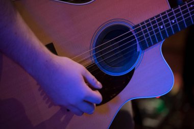 gitar çalmak, telli bir enstrüman, sanat ve kültürde müzik aleti