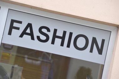 Moda mağazası, giysi ve tekstil endüstrisinin sembolü.