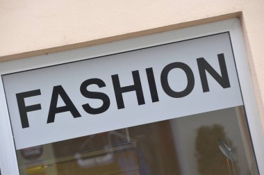 Moda mağazası, giysi ve tekstil endüstrisinin sembolü.