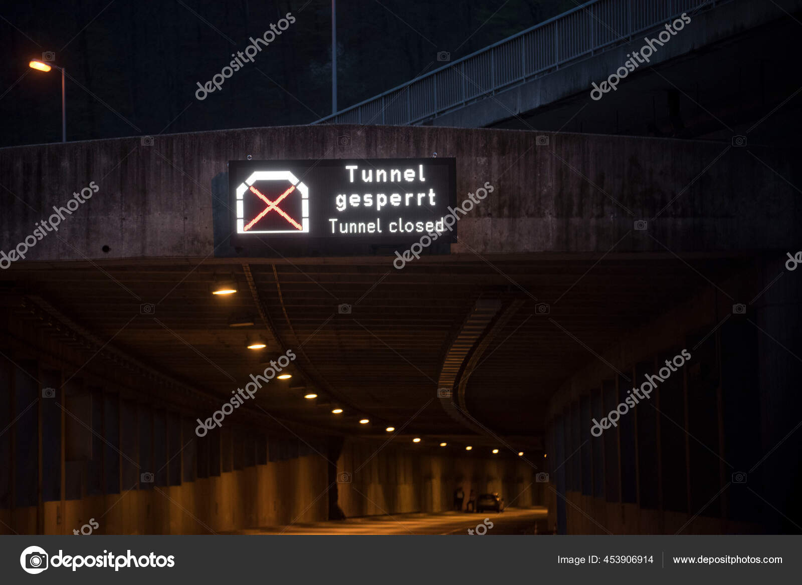 Tunnel Closed Tunnel Gesperrt Led Sign Entrance Road Tunnel Night Stock