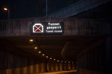 Gece bir yol tünelinin girişinde tünel kapalı (Tünel gesperrt) LED işareti