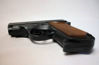 tabanca, saldırgana veya hedefe ateş etmek için bir tabanca.