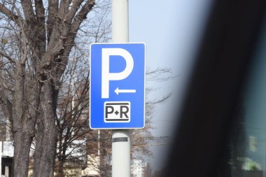 Park ve Ride (P + R) trafik işareti