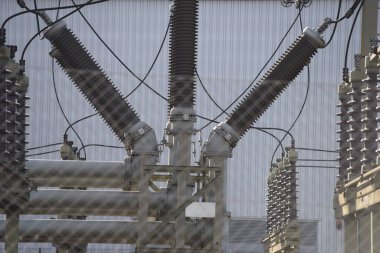 Güç şebekesi ve güç kaynağı parçası olarak elektrik transformatörü