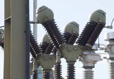 Güç şebekesi ve güç kaynağı parçası olarak elektrik transformatörü