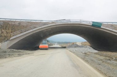 Trafik ve taşımacılıkta engelleri aşan bir yapı olarak bir köprü