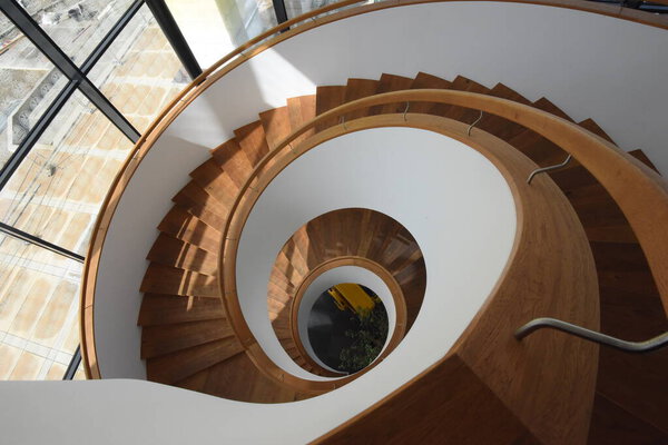 спиральная лестница и лестница в здании для прогулок вверх и вниз