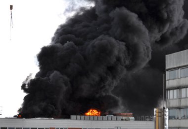 Yangınlardaki zehirli baca gazı, sağlığa zararlı.